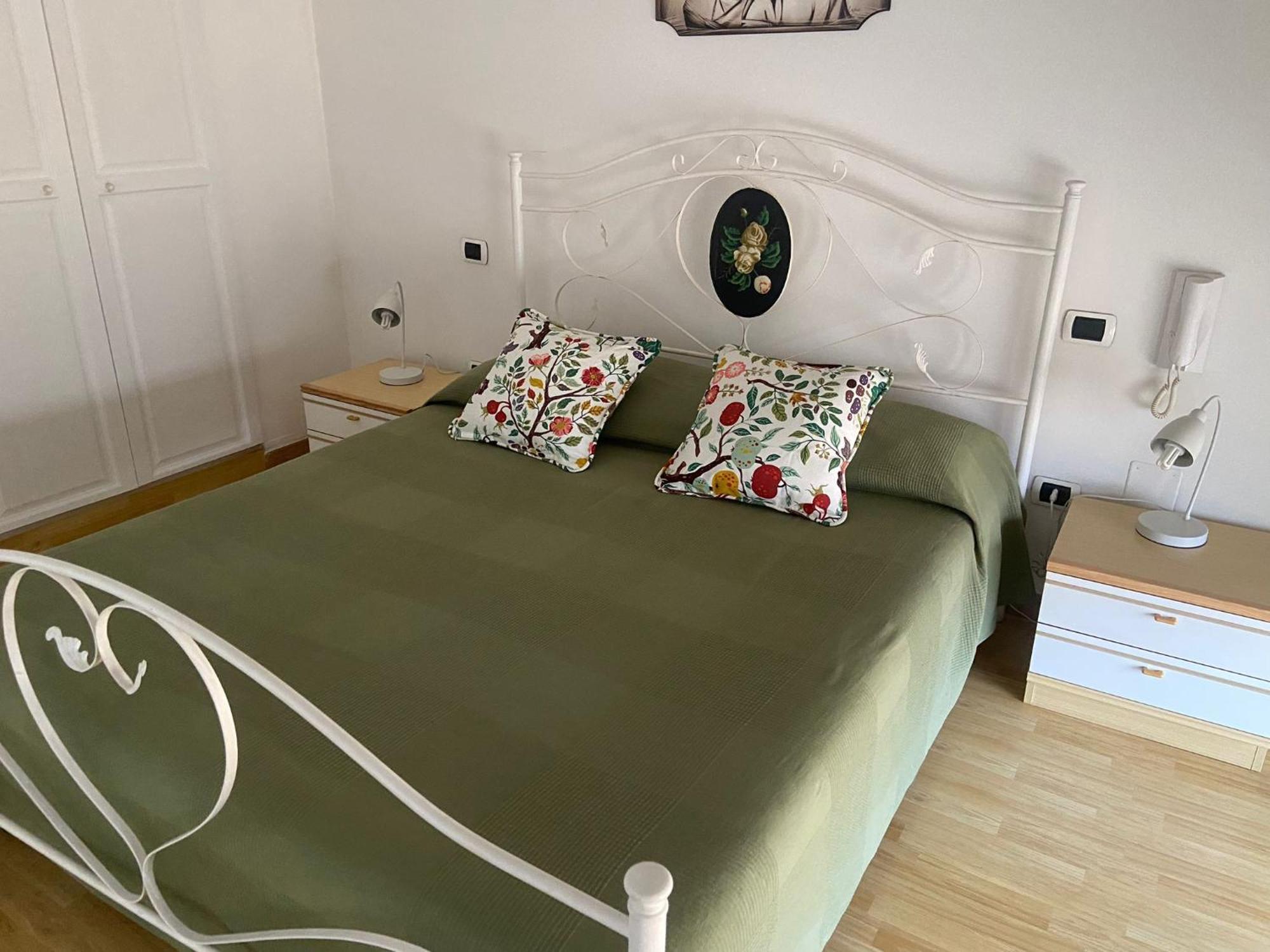 Pm 13A Via Tenente Devenuto Guest House Giovinazzo Eksteriør billede